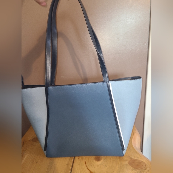 Authentic Michael kors tote never been used - Picture 2 of 4